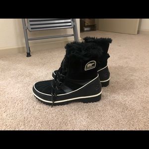 LIKE NEW Sorel snow boots